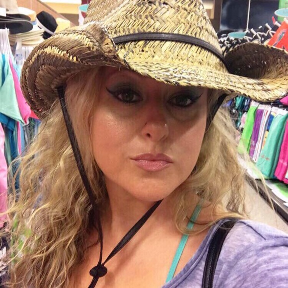 Meet your Posher, Brandi - Picture 6 of 8